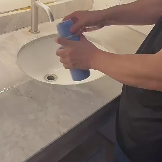 Lightweight portable jet spray bottle with fine mist and ergonomic design

