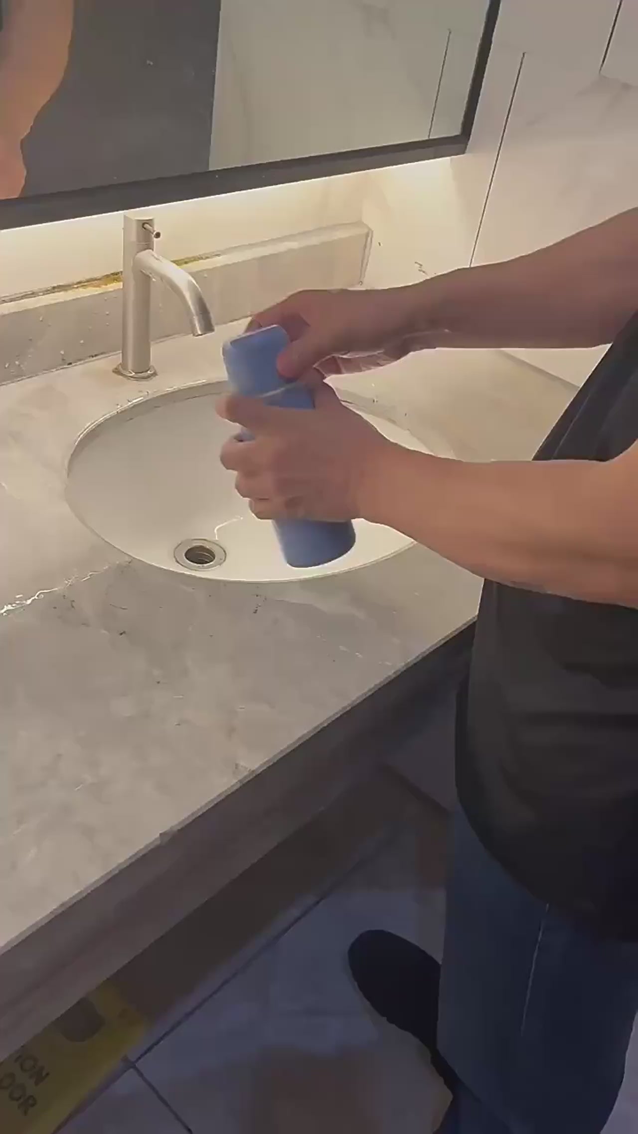 Lightweight portable jet spray bottle with fine mist and ergonomic design


